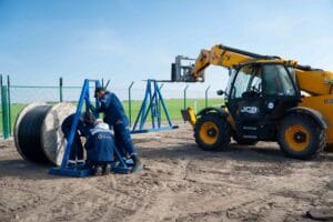 Працівники SPP Development Ukraine прокладають силові кабелі для майбутньої УЗЕ на Київщині.